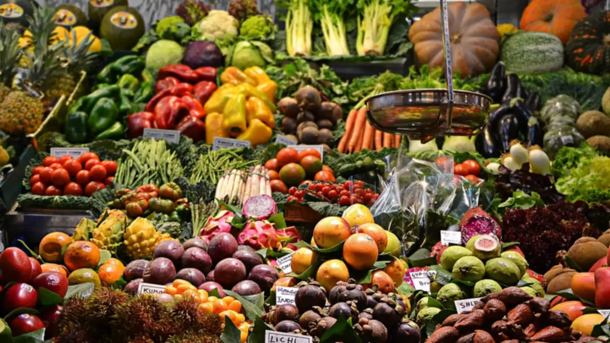 Banca de feira cheia de frutas, verduras e legumes coloridos