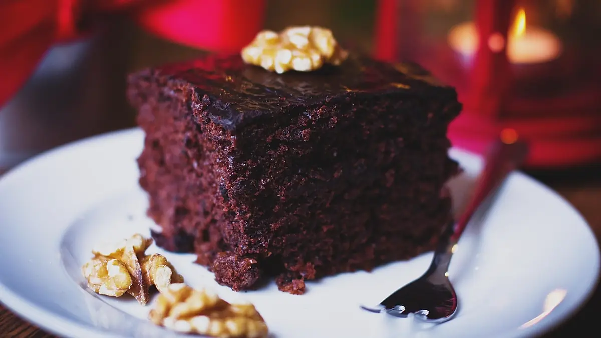 Fatia de bolo de chocolate com nozes num prato