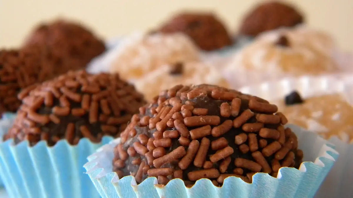 Brigadeiros com granulado em forminhas de papel