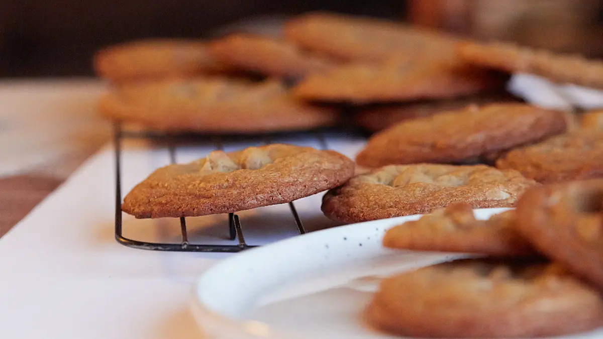 Biscoitos caseiros assados esfriando numa grade