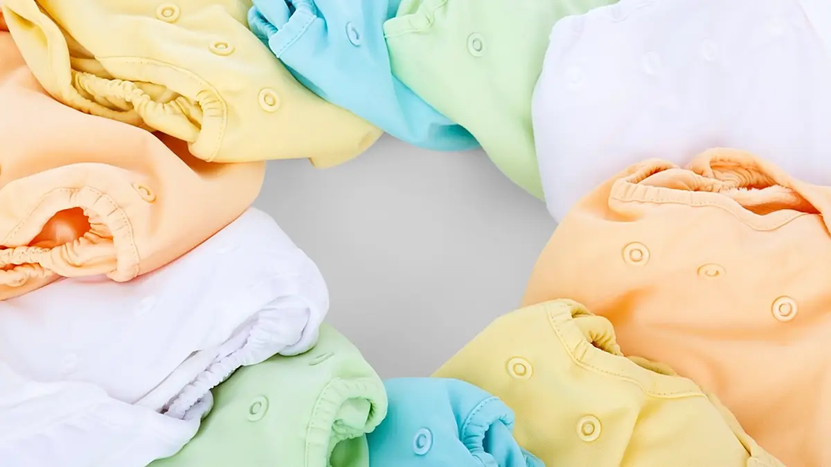 Fraldas de pano dobradas em tons pastel