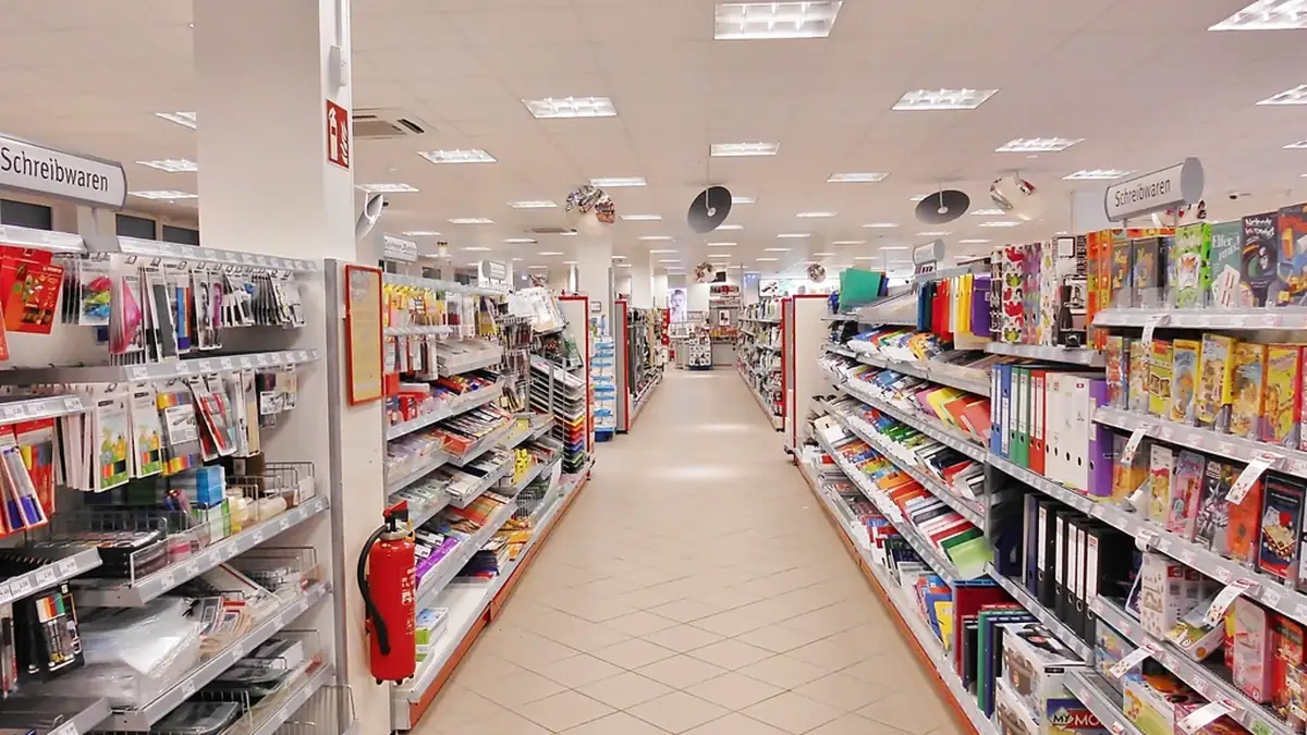 Corredor de mercado com prateleiras cheias de produtos