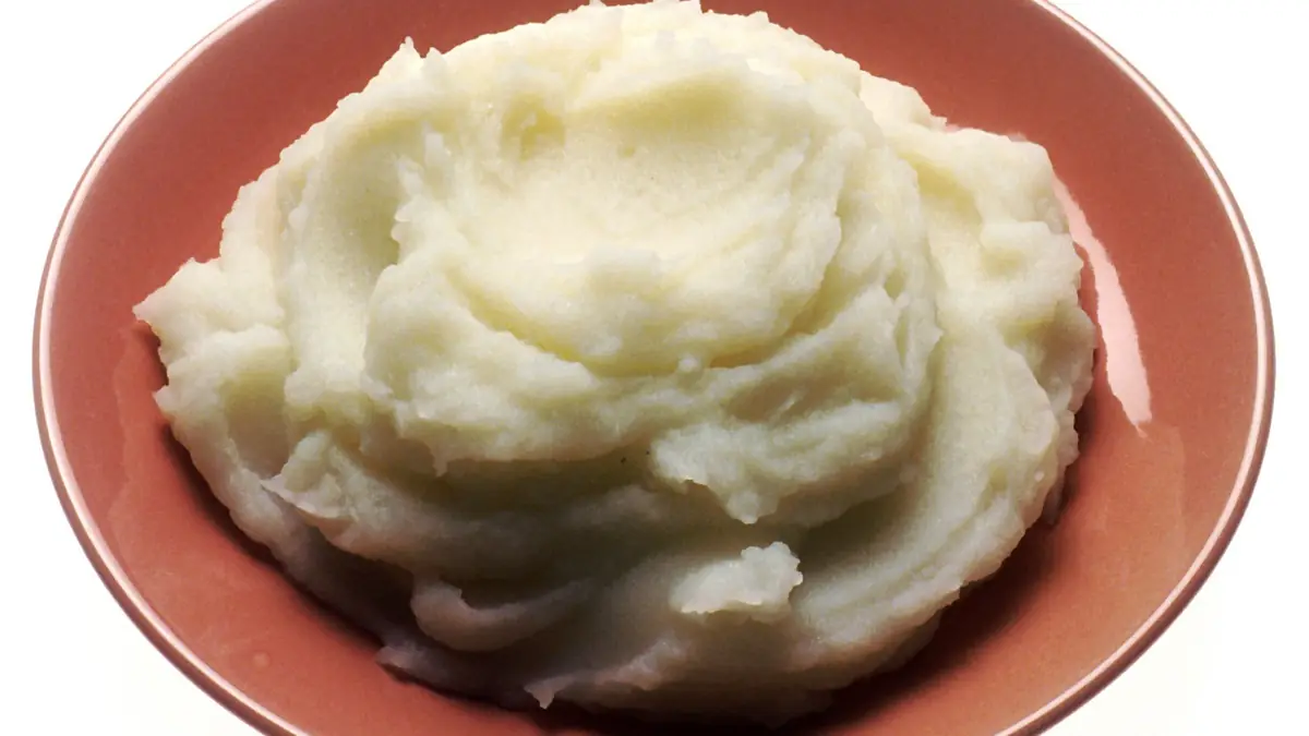 Purê de batata cremoso num prato