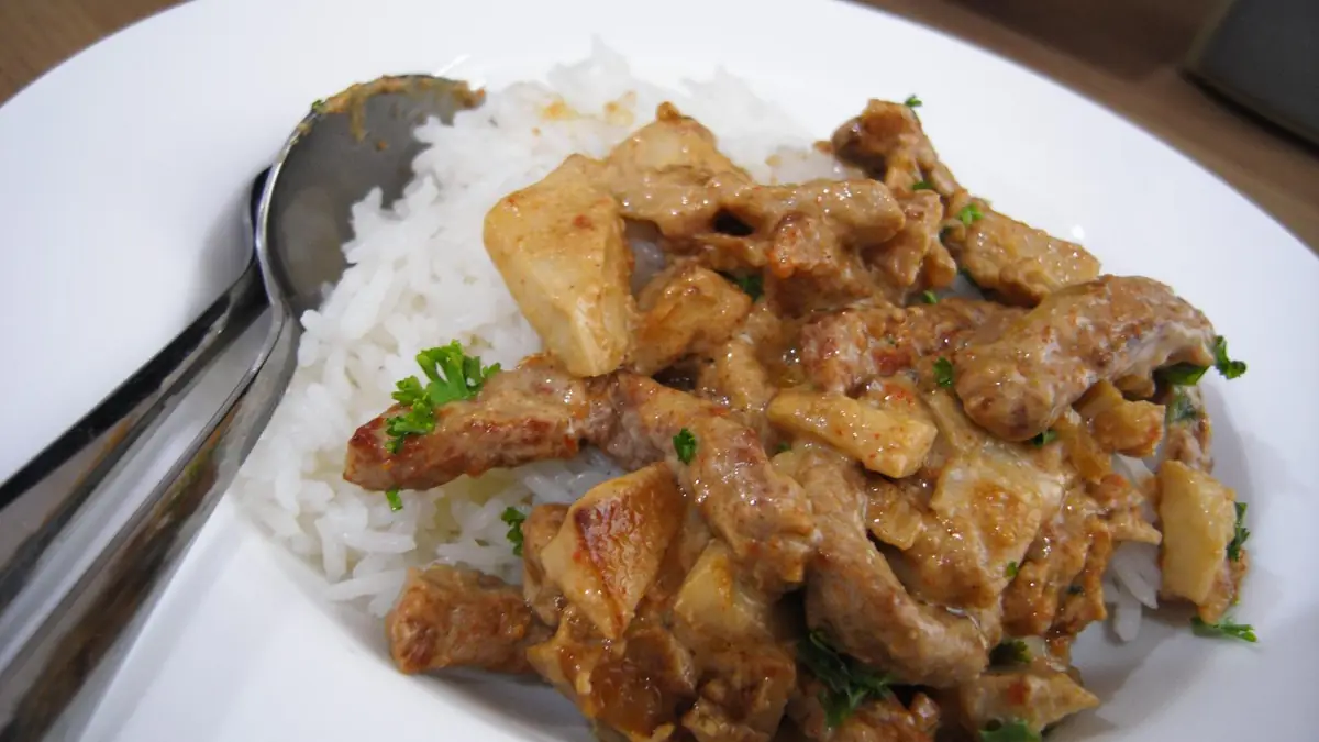 Prato de strogonoff de carne com arroz branco